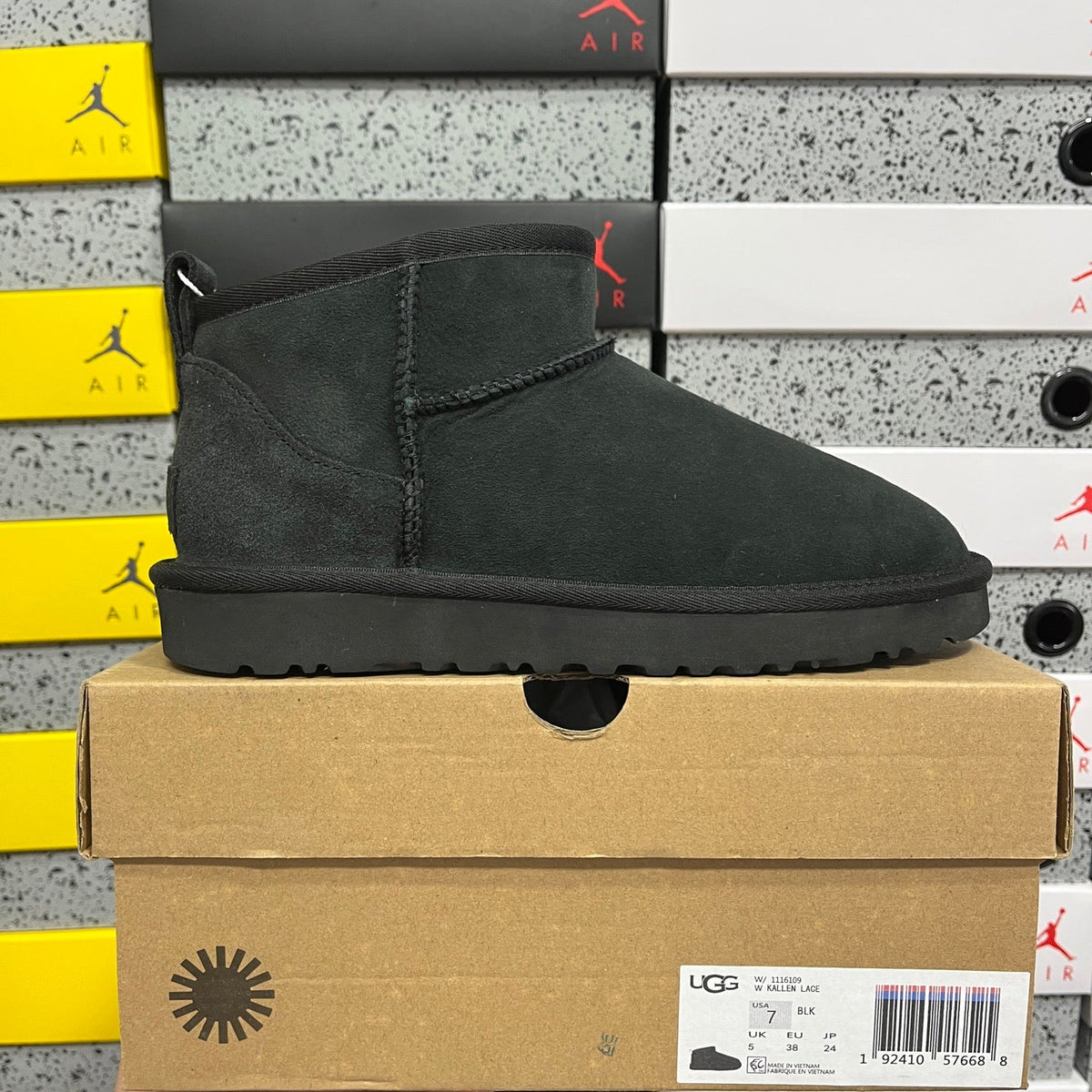 UGG Classic Ultra Mini Boot – Suede Ankle Boot with Shearling Lining, Herringbone Collar & Tonal Lug Sole in Black