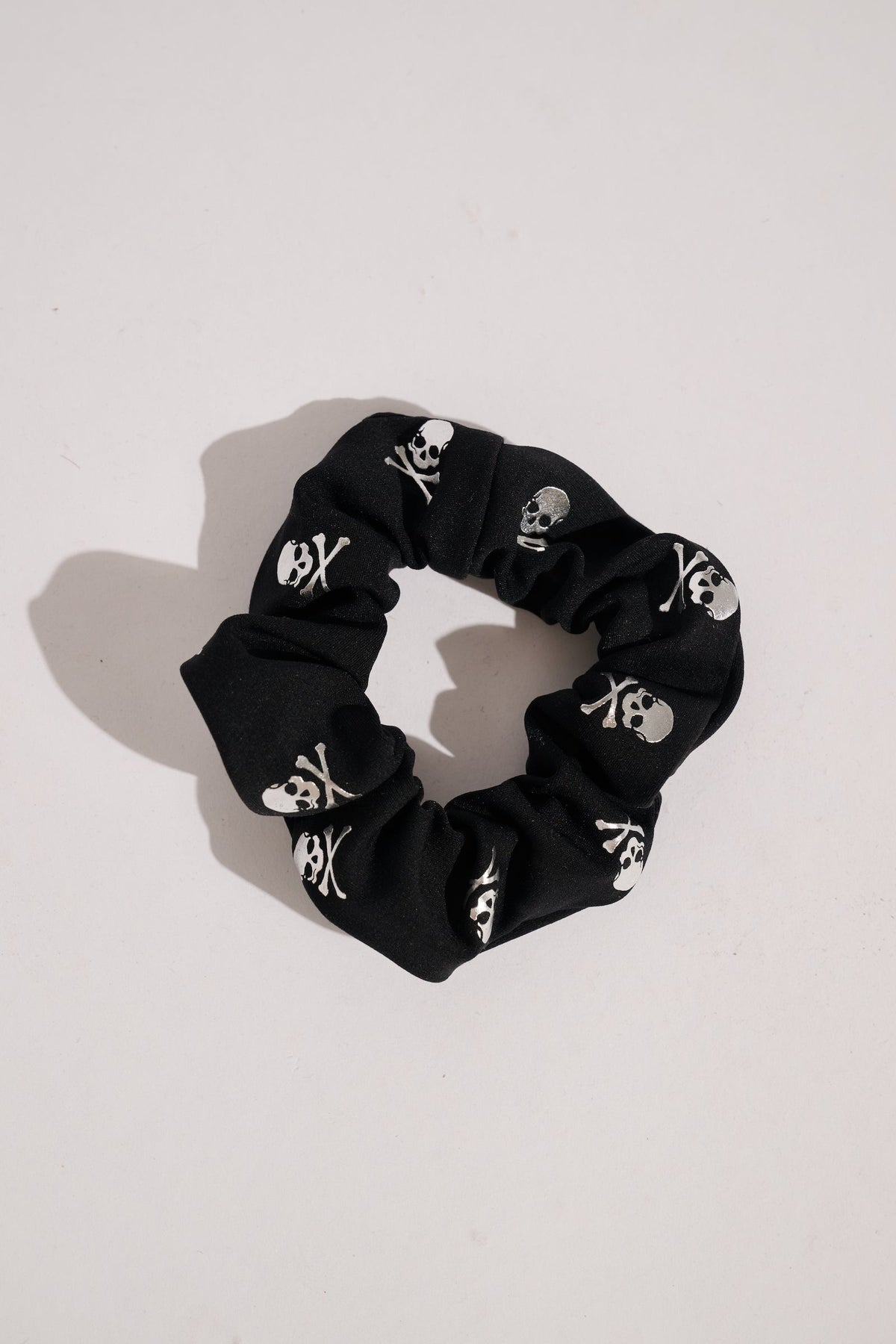 CORE BLACK SKULL SCRUNCHIE
