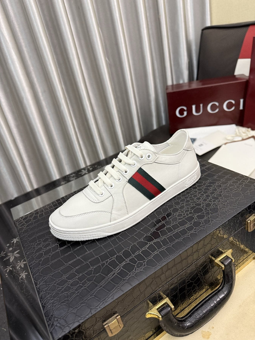 GUCCI Stripe Low-Top Sneakers